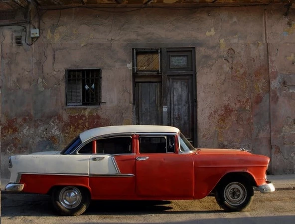 Varoştaki Klasik Araba - Kanvas Tablo ürün görseli