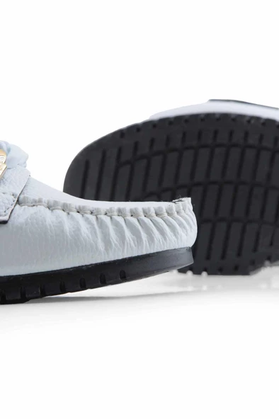 Beyaz zincir aksesuarlı rok kadın loafer ayakakbı - Resim 4