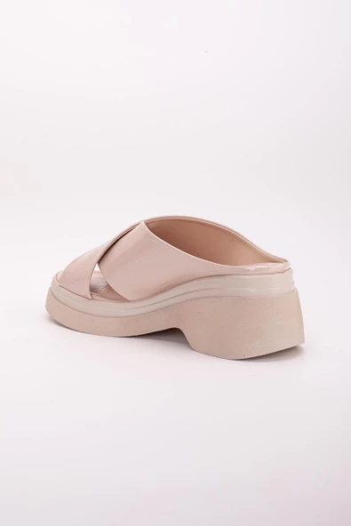 Rugan Kalın Çapraz Bantlı Bej Kadın Dolgu Topuklu Terlik - Resim 5