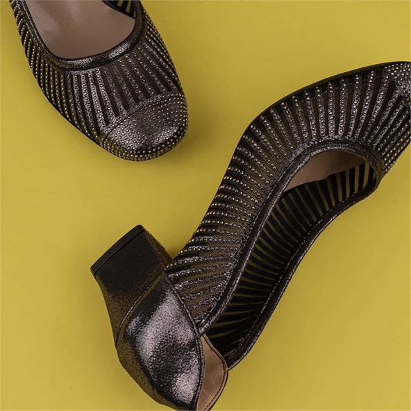 Trend Adımlar Platin Baklava Desenli Taşlı Kadın Klasik Ayakkabı - 5