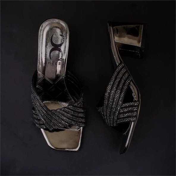 Trend Adımlar Platin Shin Taş İşlemeli Şeffaf Topuk Kadın Klasik Terlik - 6