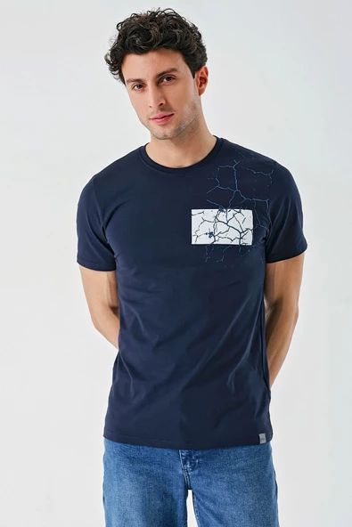 Koyu Lacivert Baskılı Bez Ayağı Bisiklet Yaka Cepli %100 Pamuk Slim Fit Dar Kesim Tişört 1011240180 - Resim 5