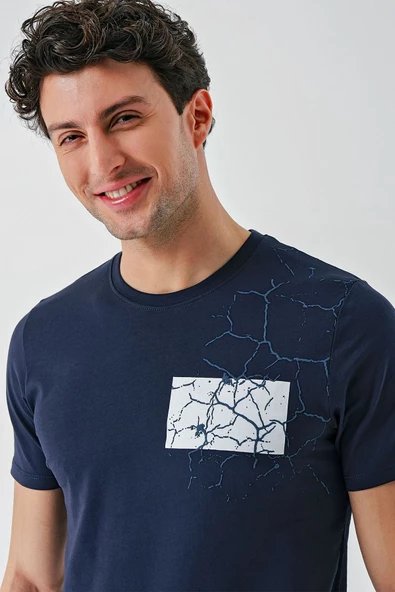 Koyu Lacivert Baskılı Bez Ayağı Bisiklet Yaka Cepli %100 Pamuk Slim Fit Dar Kesim Tişört 1011240180 - Resim 4