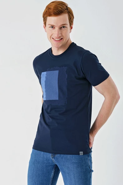 Koyu Lacivert Baskılı Bez Ayağı Bisiklet Yaka Cepli %100 Pamuk Slim Fit Dar Kesim Tişört 1011240179