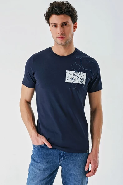 Koyu Lacivert Baskılı Bez Ayağı Bisiklet Yaka Cepli %100 Pamuk Slim Fit Dar Kesim Tişört 1011240180 - Resim 3