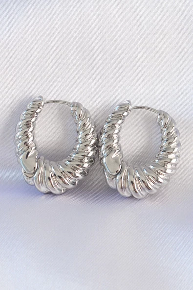 Pirinç Gümüş Renk Tırtık Detay Bombeli Halka Küpe ürün görseli 1