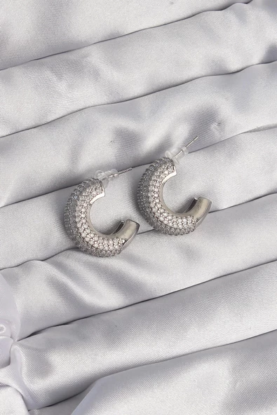 Pirinç Gümüş Renk Zirkon Taşlı Yarım Halka Küpe ürün görseli 1