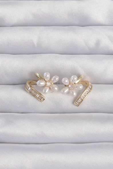 Pirinç Gold Renk Zirkon Taşlı Kıvrımlı İnci Çiçek Küpe ürün görseli 1