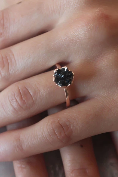 Siyah Renk Lotus Çiçek Figür Gold Renk Kadın Yüzük ürün görseli 1