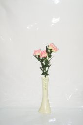 Uzun Yeşil Yapraklı 4 Pembe Güllü 40 cm Krem Rengi İşlemeli Vazo - 1
