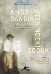 Ahşap Sandık Üzerindeki Çocuk - 1