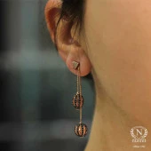 925 Ayar Rose Gümüş Yuvarlak ve Oval Siyah Taşlı Top Sallantılı Çivi Küpe thumbnail 1