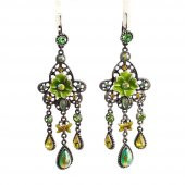 CHİSENTİ YEŞİL TONLU ÇİÇEK FİGÜRLÜ KRİSTAL TAŞLI VE METAL SALLANTI KADIN KÜPE CHBKU176 - 1