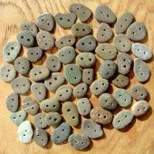 Tabi taş düğme, fiyat 10 düğme içindir (TD51520). Tabi, fıtri hali korunmuştur. İki delikli. Şekilleri, desenleri, renkleri farklıdır. 1-5 mm kalın, 10-15 mm geniş, 12-20 mm uzun olabilir. - 1