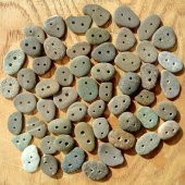 Tabi taş düğme, fiyat 10 düğme içindir (TD51520). Tabi, fıtri hali korunmuştur. İki delikli. Şekilleri, desenleri, renkleri farklıdır. 1-5 mm kalın, 10-15 mm geniş, 12-20 mm uzun olabilir. - 2