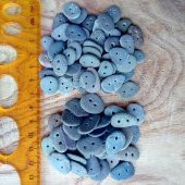 Tabi taş düğme, fiyat 10 düğme içindir (TD51520). Tabi, fıtri hali korunmuştur. İki delikli. Şekilleri, desenleri, renkleri farklıdır. 1-5 mm kalın, 10-15 mm geniş, 12-20 mm uzun olabilir. - 5