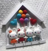 Duvar anahtarlık, amigurumi oyuncaklı 4 tavşan 2 kalpli, turuncu, kırmızı, mavi, gri elbiseli sevdiklerinize harika bir hediye - 2