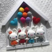 Duvar anahtarlık, amigurumi oyuncaklı 4 tavşan 2 kalpli, turuncu, kırmızı, mavi, gri elbiseli sevdiklerinize harika bir hediye - 3