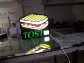 Tost Yazılı Görselli Yeşil Renk Tabela 3D Led Neon Etkili Işıklı Tabela Kutu Harf Depo Reklam Tabela thumbnail 1