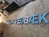 Kutu Harf Tabela Kompozit LED Işıklı Frisor Vedbaek Yazılı Tabelası 30x45 cm Pleksiglass Tabela - 1