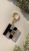H Harfi Siyah Renk Kurutulmuş Sarı Papatya Çiçekli Simli Anahtarlık Gold Aksesuarlı El Yapımı Epoksi - 7