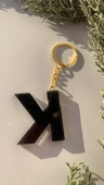 K Harfi Siyah Renk Kurutulmuş Sarı Papatya Çiçekli Simli Anahtarlık Gold Aksesuarlı El Yapımı Epoksi thumbnail 5
