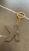 K Harfi Siyah Renk Kurutulmuş Sarı Papatya Çiçekli Simli Anahtarlık Gold Aksesuarlı El Yapımı Epoksi thumbnail 4