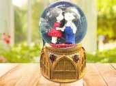 Romantik Öpüşen Sevgili Temalı Işıklı Müzikli Cam Kar Küresi - 1
