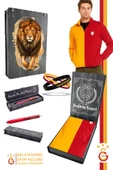 Galatasaray Orijinal Sarı Kırmızı Parçalı Hakim Yaka Sweat Uçlu Kalem Bileklik Set Ahşap Kutulu - 1