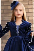 Kız Çocuk Yakadan Göğse ve Omuzları İnci İşlemeli Balon Kollu Lacivert Kadife Abiye thumbnail 3