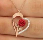 Özel Tasarım Kalp İçinde Gül Detaylı 925 Ayar Gümüş Kolye ROSE thumbnail 1