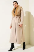 Yaka Kürklü Kuşaklı Uzun Kaban Bej thumbnail 2