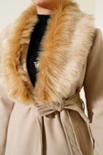Yaka Kürklü Kuşaklı Uzun Kaban Bej thumbnail 4