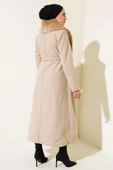Yaka Kürklü Kuşaklı Uzun Kaban Bej thumbnail 3