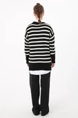 Siyah-Beyaz-Çizgili Dik Yaka Triko Kazak - 4