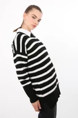 Siyah-Beyaz-Çizgili Dik Yaka Triko Kazak - 1