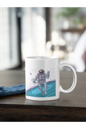 Astronot Uzayda Sallanan Renkli Baskılı Kahve Kupası Hediye Kupa - 2