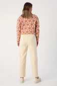 Krem-Paçası Pensli Rahat Kalıp Pantolon thumbnail 4