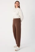 Kahve-Paçası Pensli Rahat Kalıp Pantolon thumbnail 3