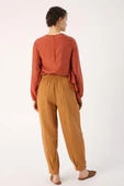 Taba-Pileli Paçası Düğme Detaylı Pantolon thumbnail 4