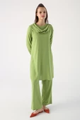 Yeşil-Viskon Degaje Detaylı Pantolonlu Takım thumbnail 1