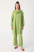 Yeşil-Viskon Degaje Detaylı Pantolonlu Takım thumbnail 2