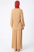 Bej-Pliseli Yırtmaç Detaylı Bluzlu Etekli Takım thumbnail 4
