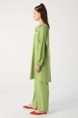 Yeşil-Viskon Degaje Detaylı Pantolonlu Takım thumbnail 3