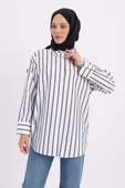 Beyaz-Siyah-Arkası Yırtmaçlı Aparturalı Çizgili Gömlek thumbnail 1