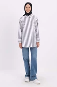 Beyaz-Siyah-Arkası Yırtmaçlı Aparturalı Çizgili Gömlek thumbnail 2