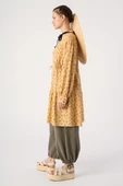 Sarı-Kırmızı-Dik Yaka Beli Büzgü Detaylı Desenli Tunik thumbnail 3