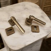 Dem Mat Antik Sarı Lüx Kare Rozetli Zamak Çelik Kapı Kolu 1 Takım thumbnail 7