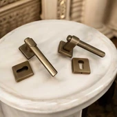 Dem Mat Antik Sarı Lüx Kare Rozetli Zamak Çelik Kapı Kolu 1 Takım thumbnail 8