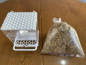 Muhabbet Kuşları İçin Akıllı yemlik + Premium Kalite Muhabbet Kuşu Yemi ( 1 kg ) - 1